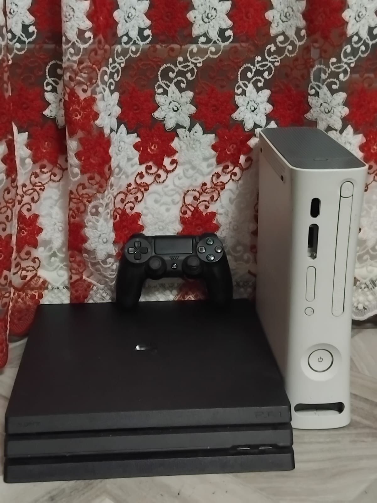 Vând PS 4 pro de 1 TB și Xbox 360