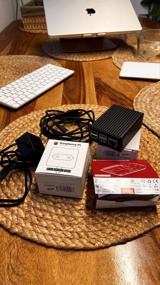 Raspberry Pi 4 + оригинално зарядно + алуминиева кутия + кабел hdmi