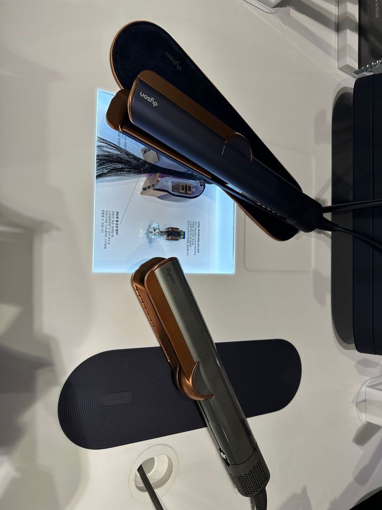 В наличии Dyson airstrait в красном цвете