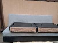 Canapea, cuier și lustre.