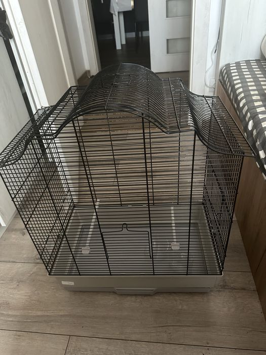 Vand 2 custi pentru papagali