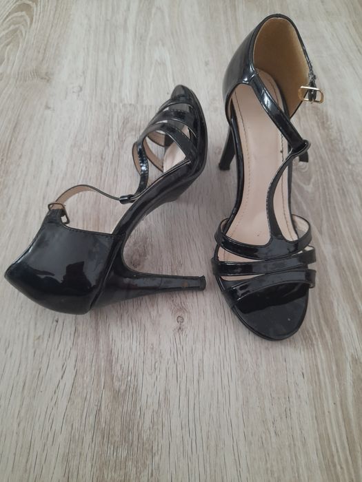 Sandale negre cu toc