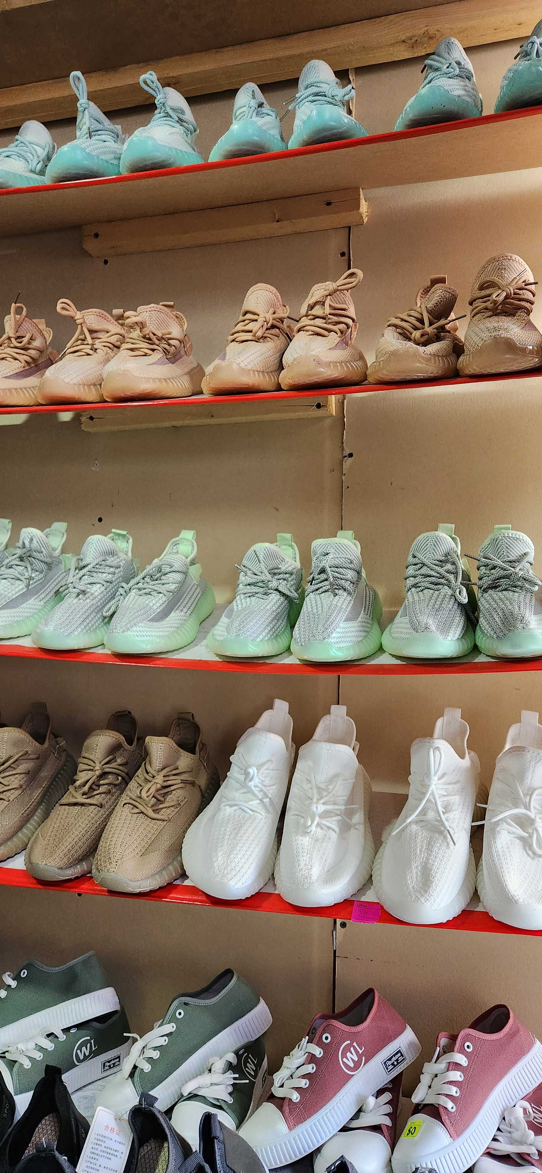 Hitoy Yeezy krasofka sotiladi