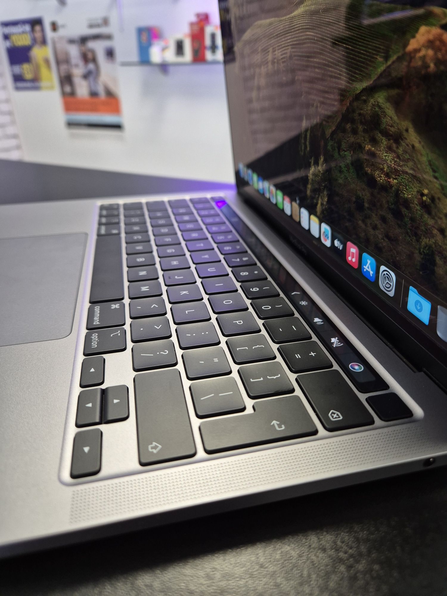 MacBook Pro / 13.3 / 8/256 GB / Touchbar / DeluxGSM