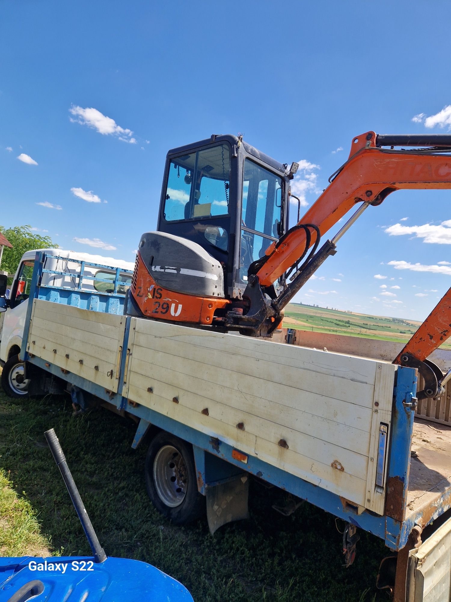 Hitachi u29 si nissan cabstar