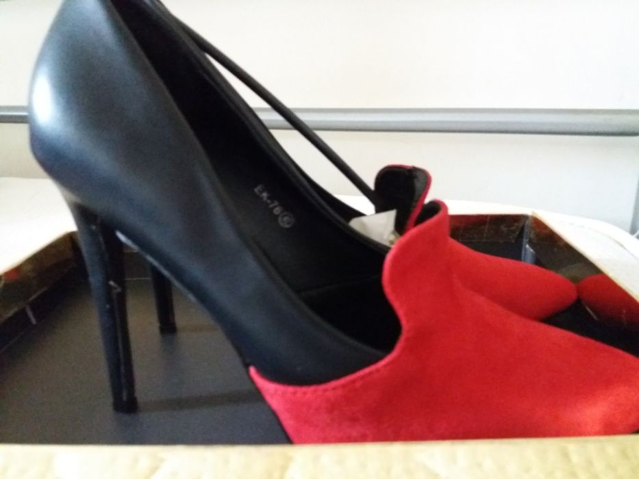 Pantofi negri cu roșu