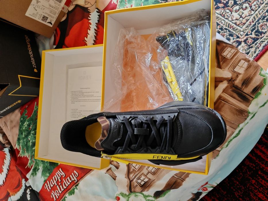 Vând adidași fendi noi