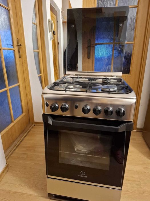 Vand Aragaz cu 4 ochiuri Indesit