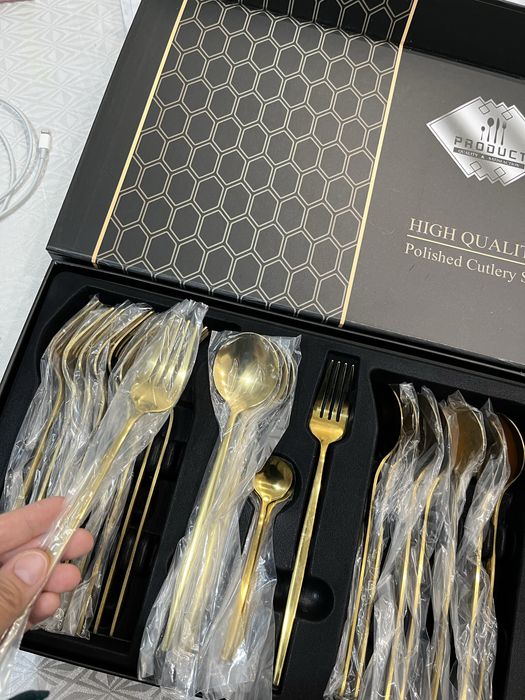 Наобор столовых приборов золотой