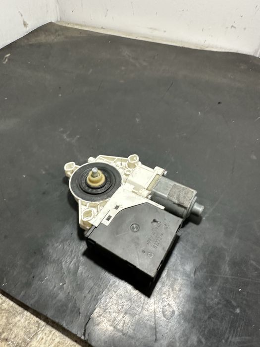 Motoras macara geam dreapta fata Audi A3 8P 8P0959802E