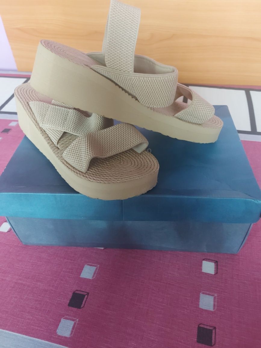 Vând Sandale Elastice Mărimea 38