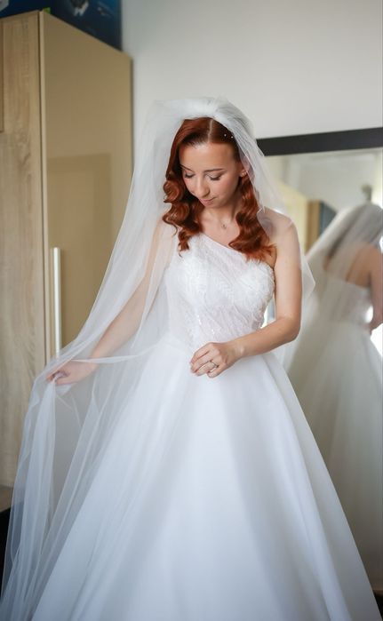 Rochie mireasa asimetrica