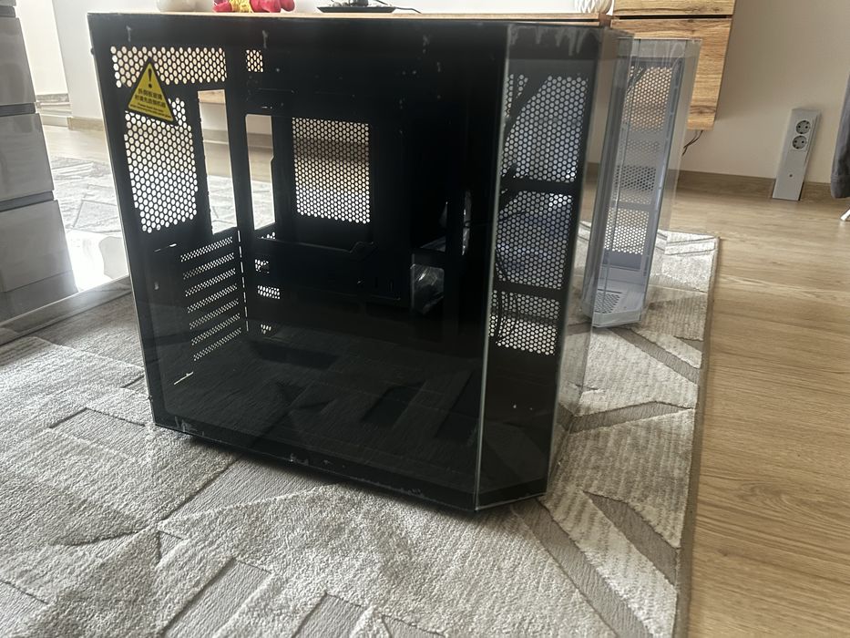 ЧЕРНА PC кутия Fish Tank