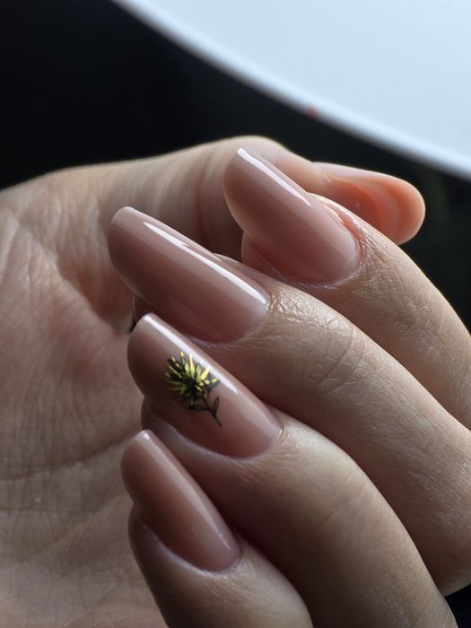 Realizez unghii cu gel