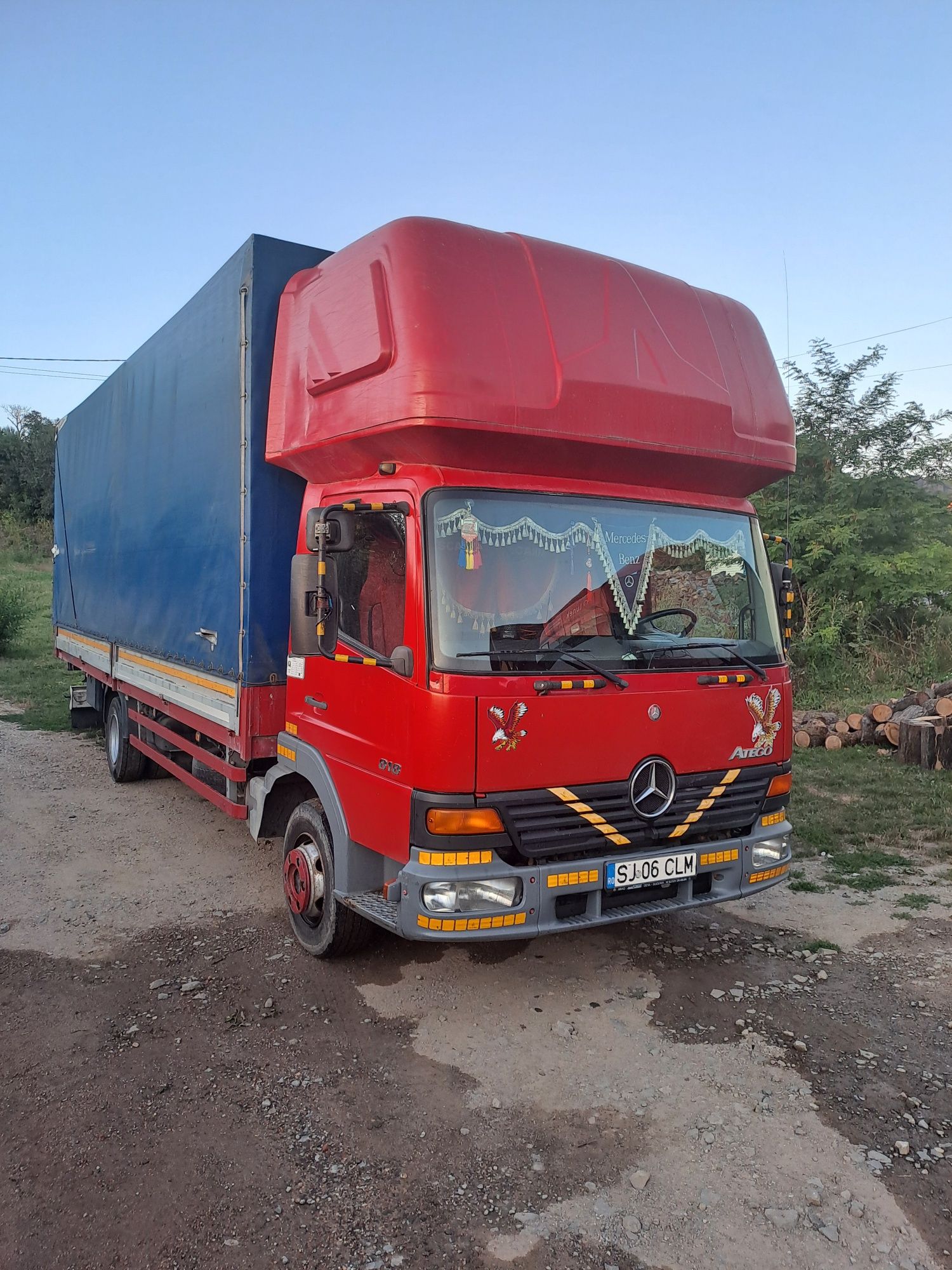 Camion cu platforma și prelata