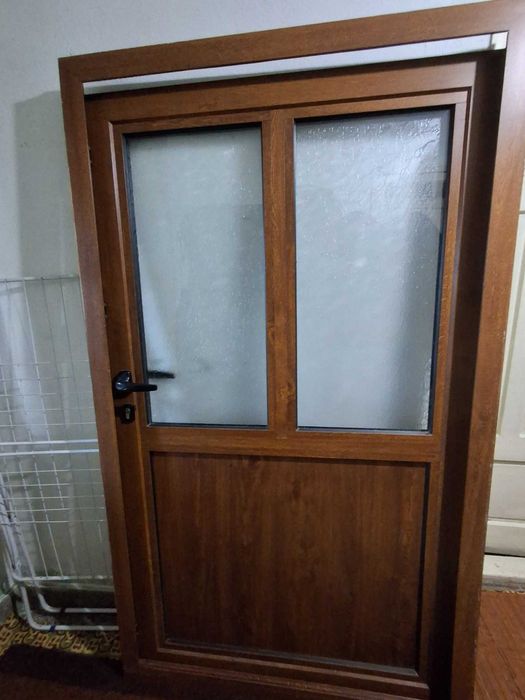 Алуминиева врата с рамка – Златен Дъб, армирано стъкло