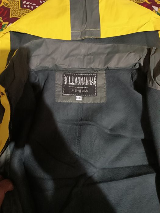 Ariginal plashovka kurtka uteplyoniy kapushonkasi bilan.