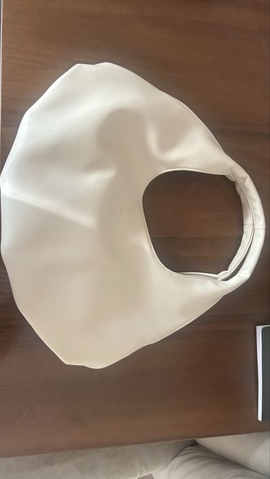 Сумка молочного цвета вместительная