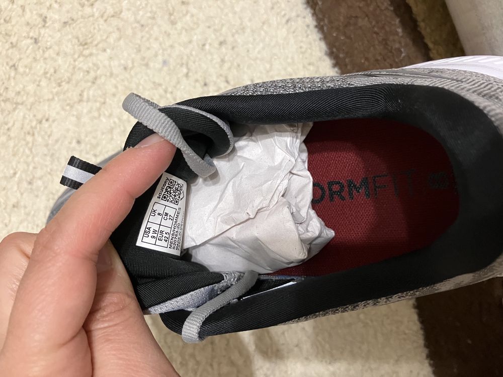 НОВИ оригинални Мъжки обувки за бягане Saucony omni 21 размер 42,5