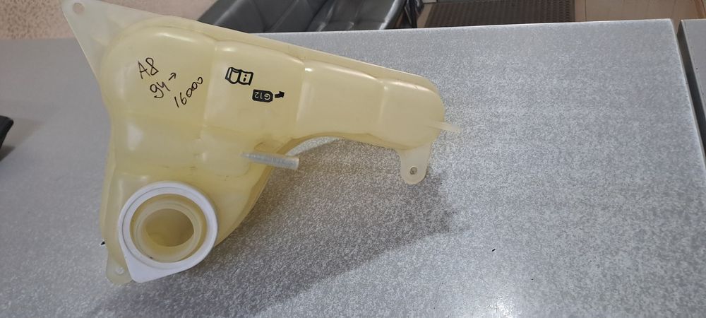 Автомобильный расширительный бачек Audi A8  94-00