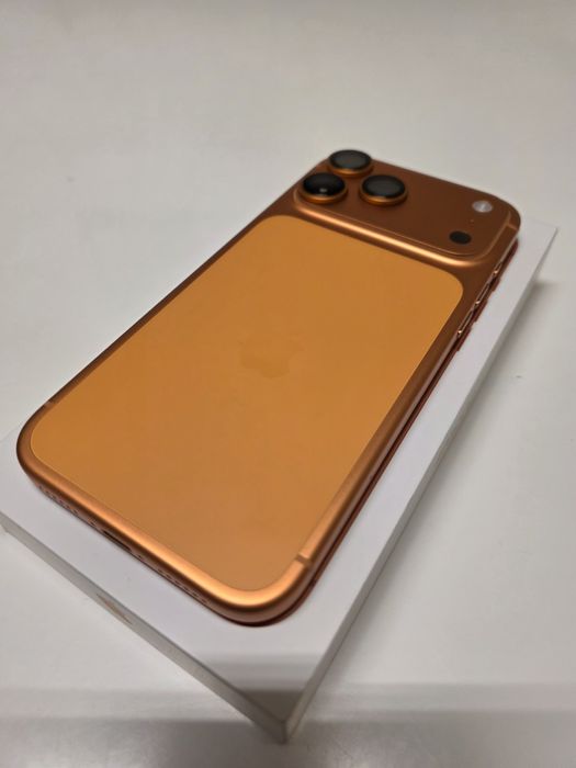 Неактивиран Iphone 17 Pro Max 256GB Orange с поставени протектори