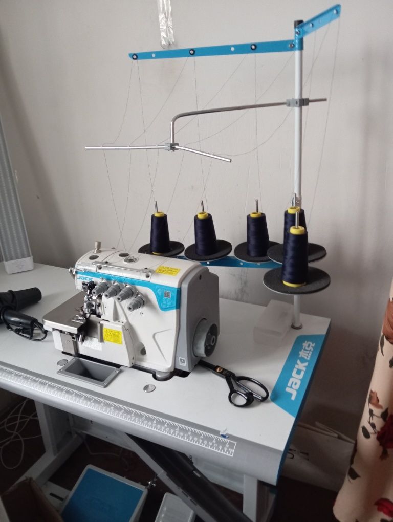 продам оверлок 5 ниточный
