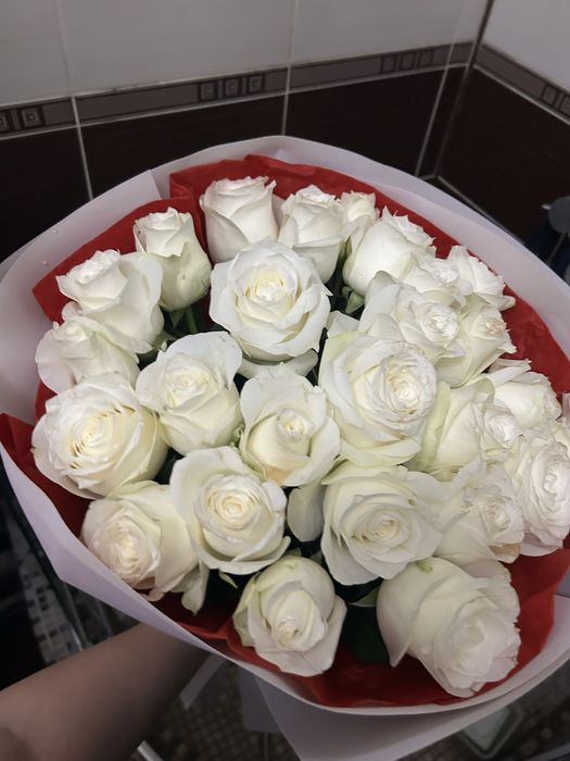 25 штук белые розы свежие очень красивый букет