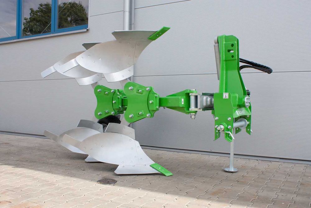 Plug agricol, plug dupa tractor, plug reversibil