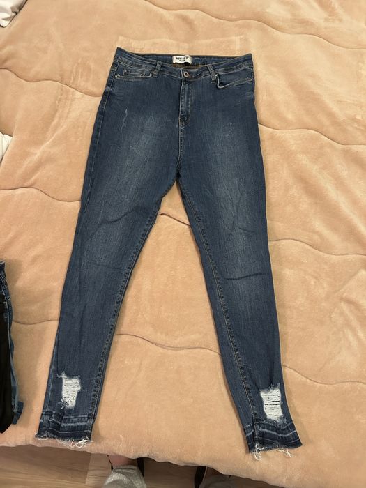 Различни сини дънки