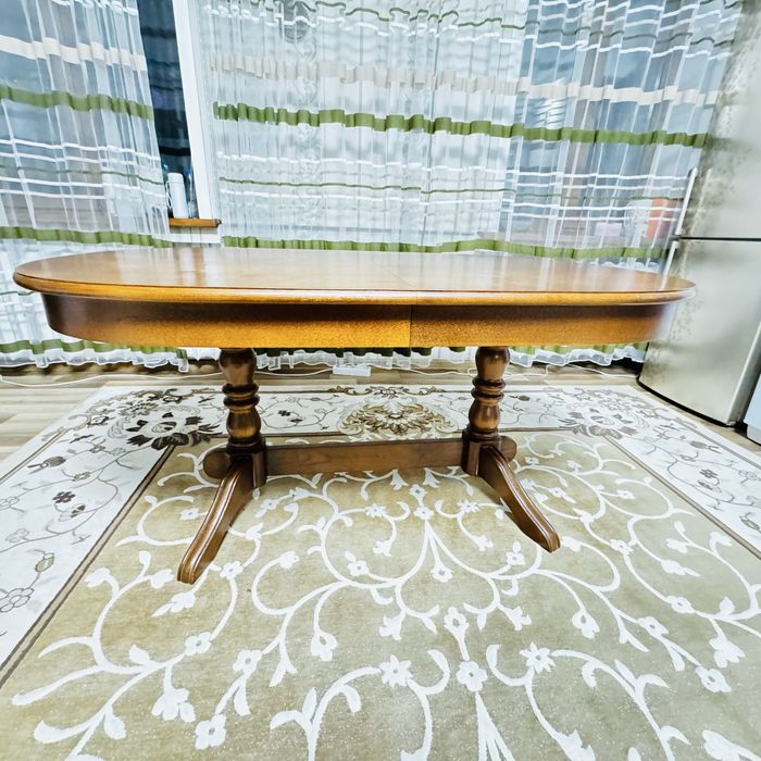 Стол овальной форме. Дуб