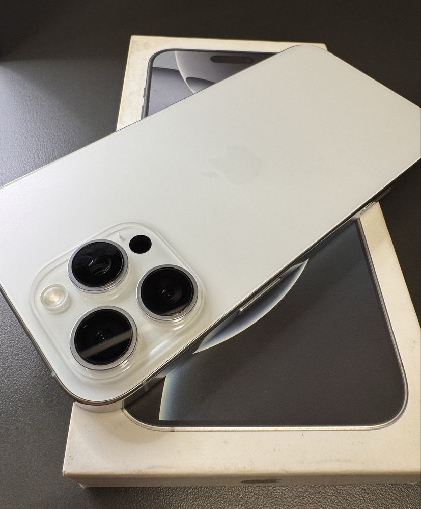 iPhone 16 Pro Max – 256GB – 100% батерия - леки драскотини по екрана