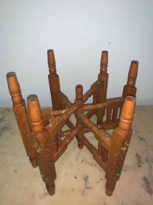 Masuta arabeasca cu blat alama gravata asezata pe suport de lemn