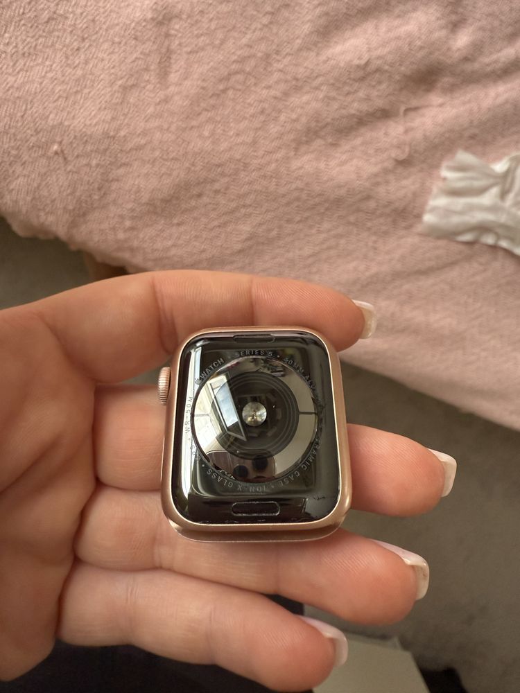 Apple iWatch Series 5 Rose Gold, 40 мм с подарък