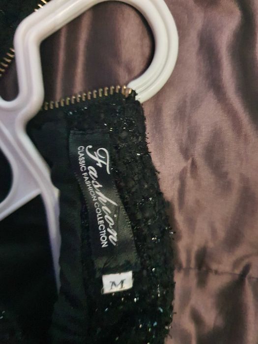 Туид рокля със естествени пера