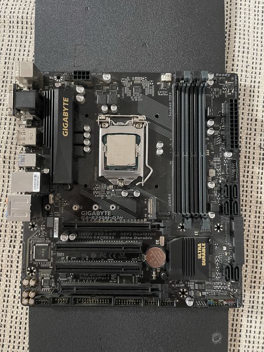 Placa de baza Gigabyte GA-B250M-D3H ( mic defect )+ Procesor i5 7400 .