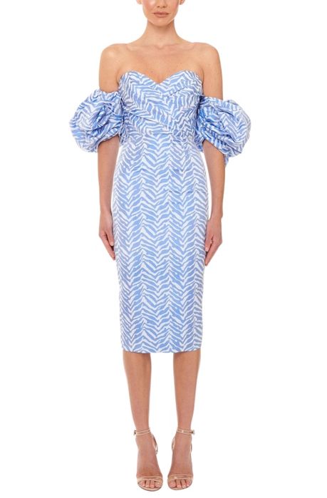 Платье с открытыми плечами очень красивое нежно голубого цвета