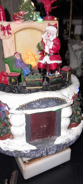 Коледна украса с мелодия и светлини