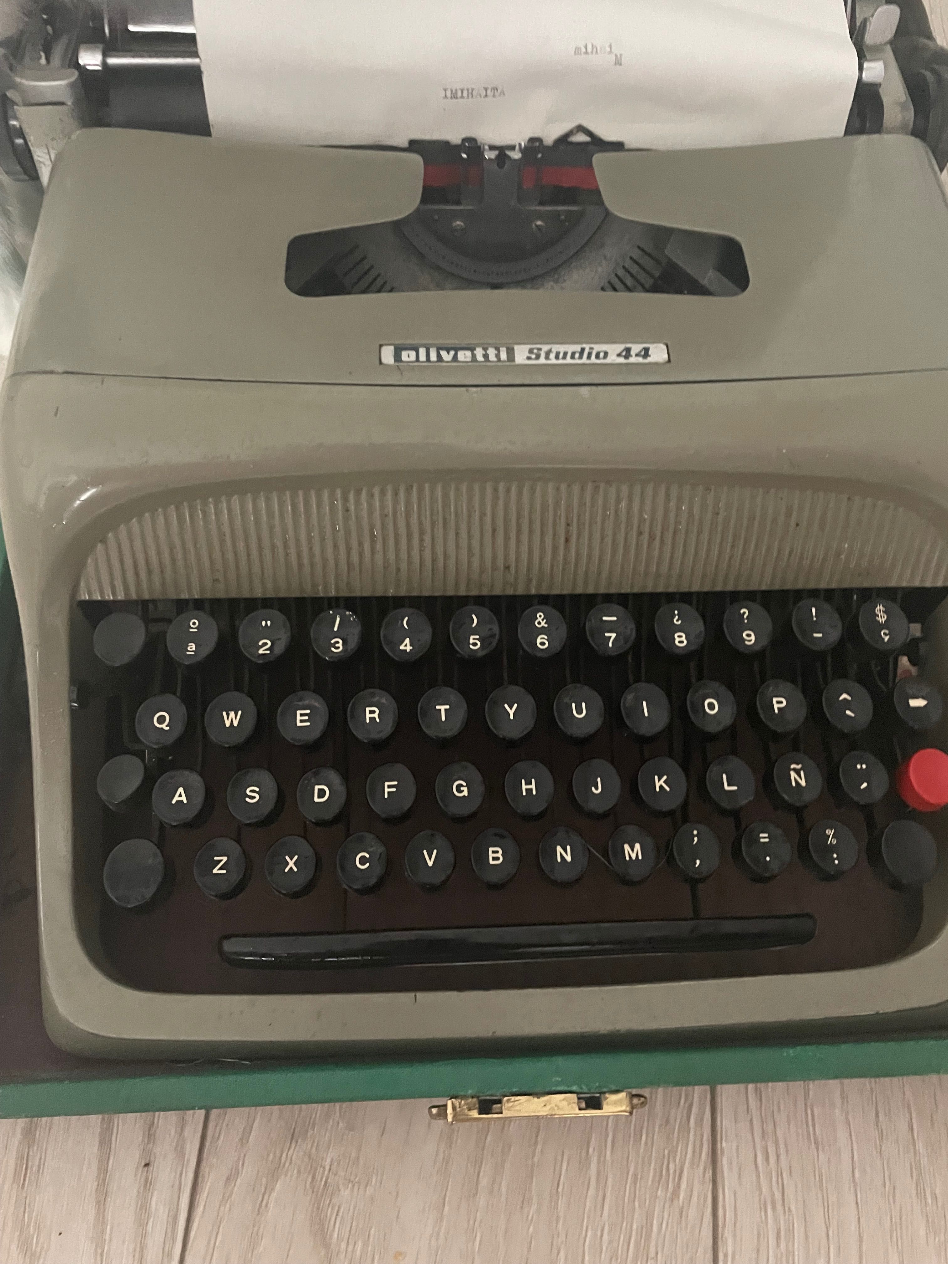 Masina de scris Olivetti Studio 44 din anul 1950