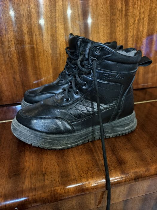 Продам зимние ботинки детские