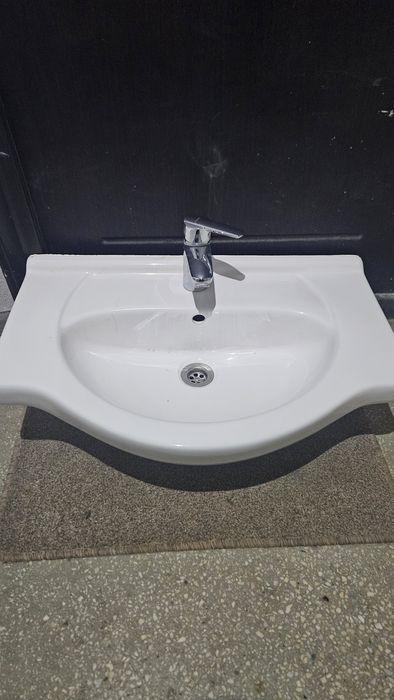 Ofer spre vânzare chiuveta baie cu baterie inclusa in stare impecabila