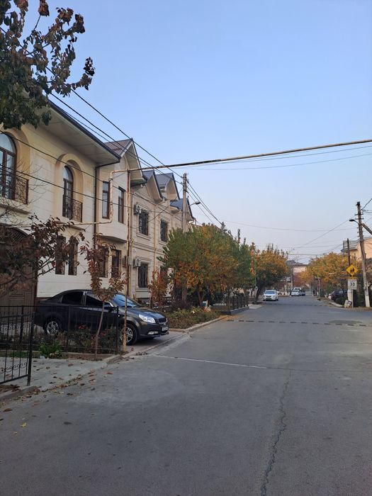 Хувайдо Зафаробод махаллада 3,1 сотих 2 кават 3 уровенли учаска