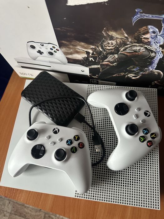 Xbox One S полынй комплект 18 игр 2 джойстика
