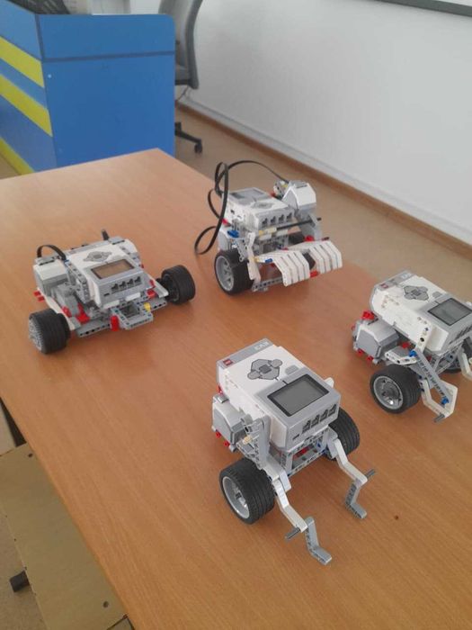 Продам несколько собранных роботов ( Робот LEGO Mindstorm EV3)