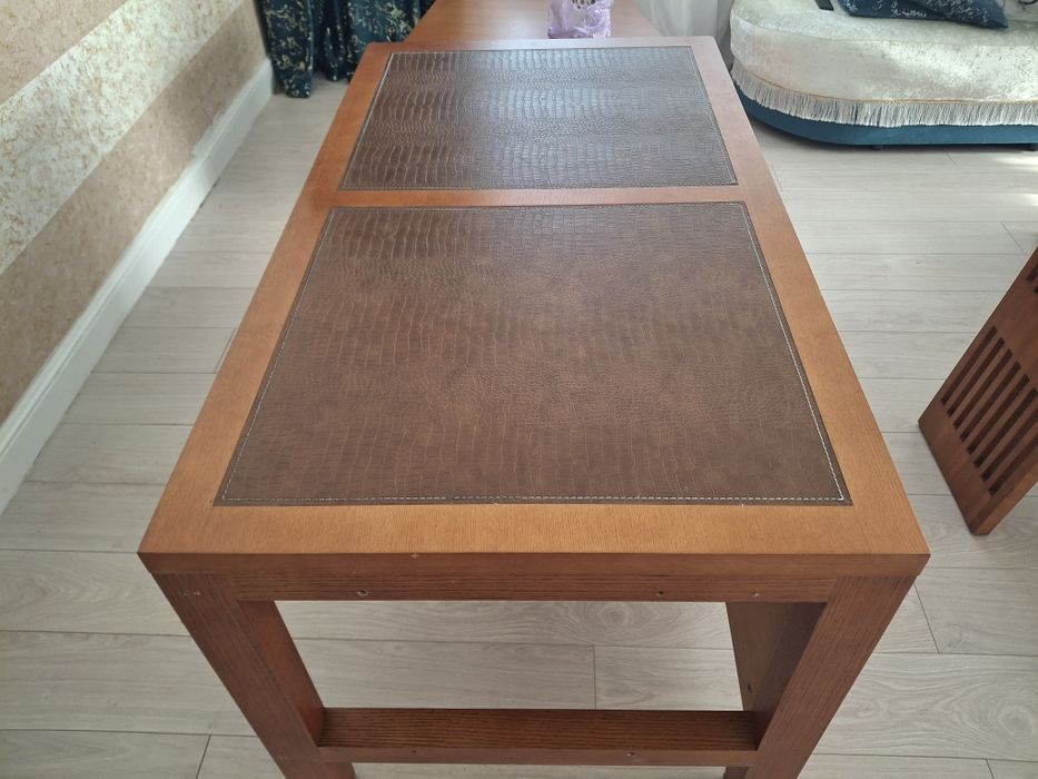 Стол и стулия из дерева