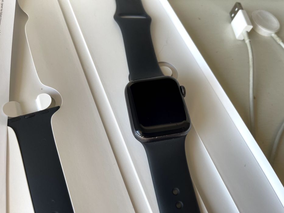 Apple Watch Series 6 GPS 40mm Space Gray OLED Blood Oxygen Heart Rate