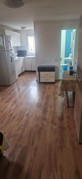 Închiriez garsoniera