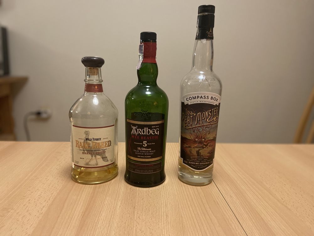 Празни бутилки от скъпи уискита