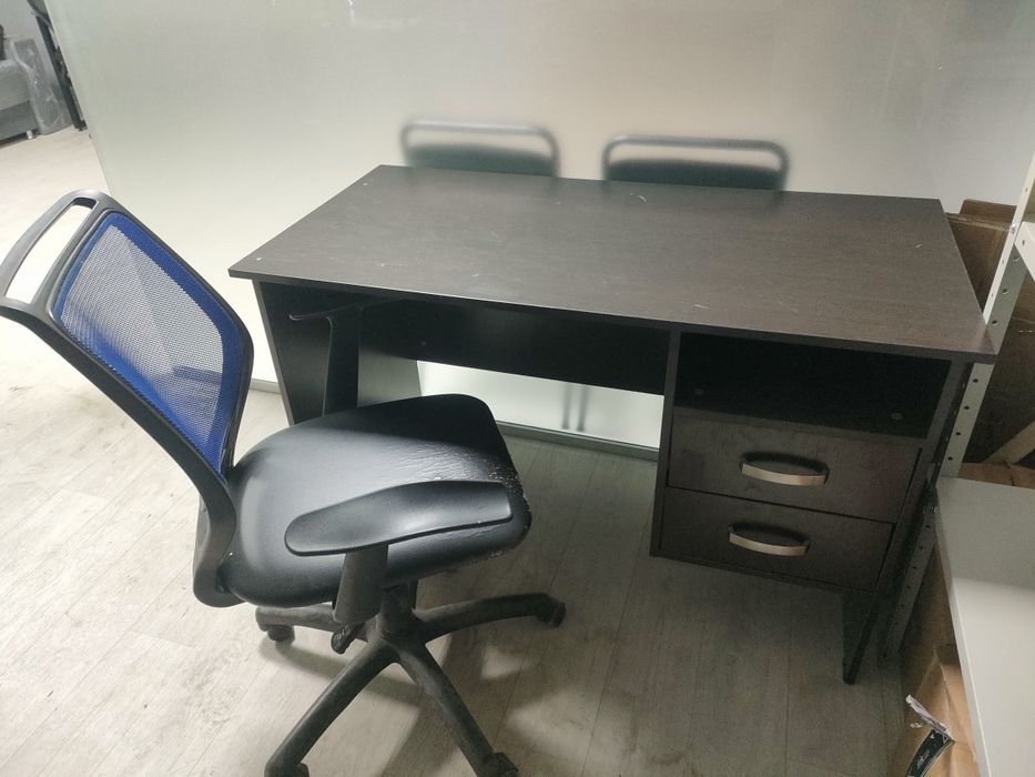 Офисный стол с креслом