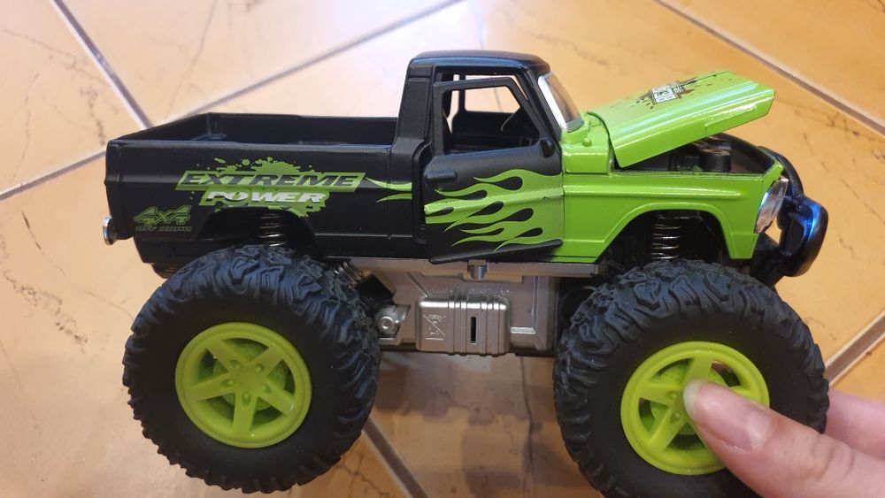 Mașinuță de jucărie cu efecte speciale:sunete, lumini, capota automata