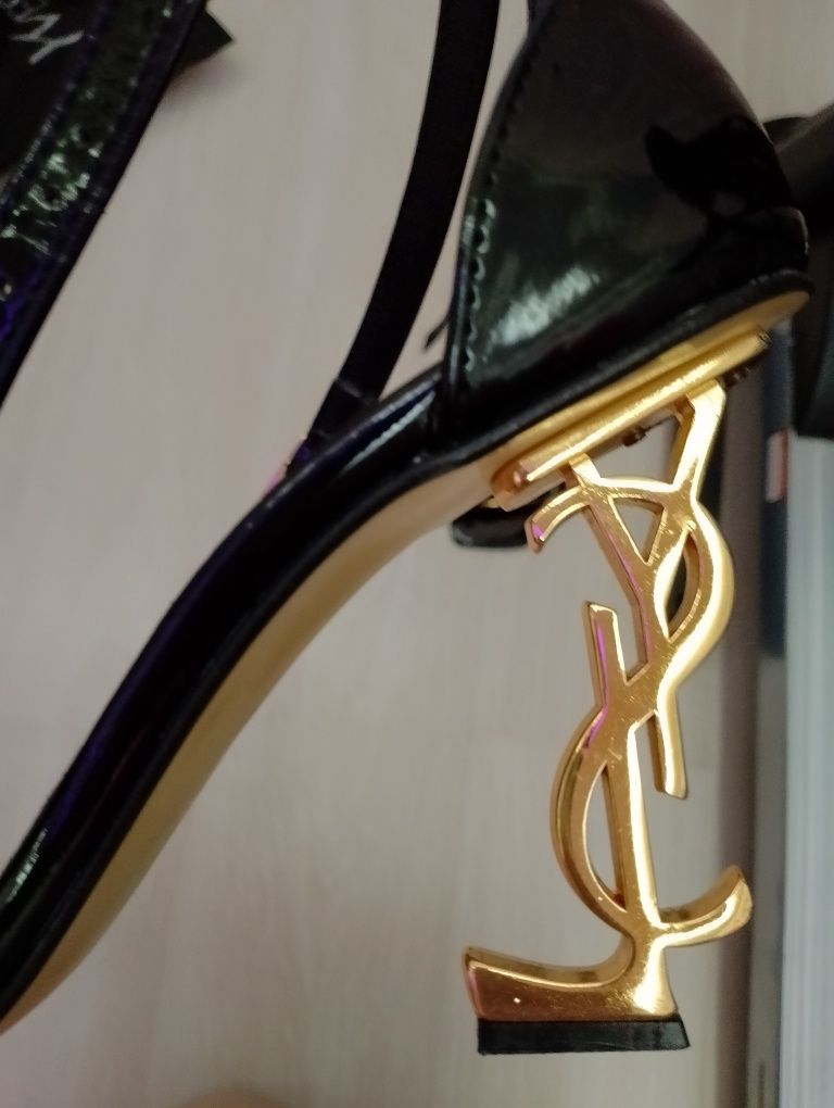Продавам токчета на YSL